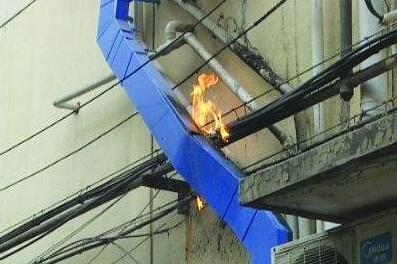 電源線起火