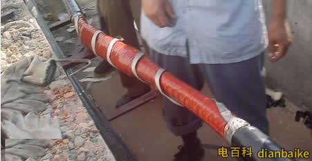 焊接地線 用附帶的編織銅線將接頭兩端的保護(hù)鋼鎧聯(lián)結(jié)（焊接）起來(lái)。