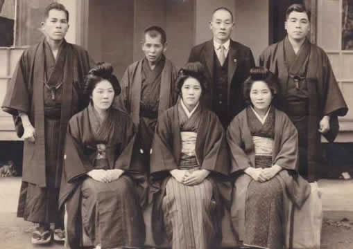 前排中間為年輕時(shí)的田中加子